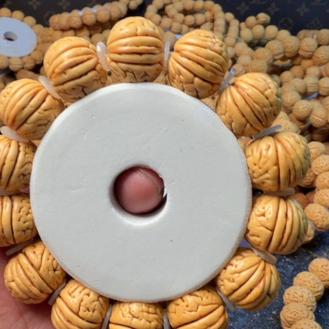 吊坠桃核金鱼肚手串