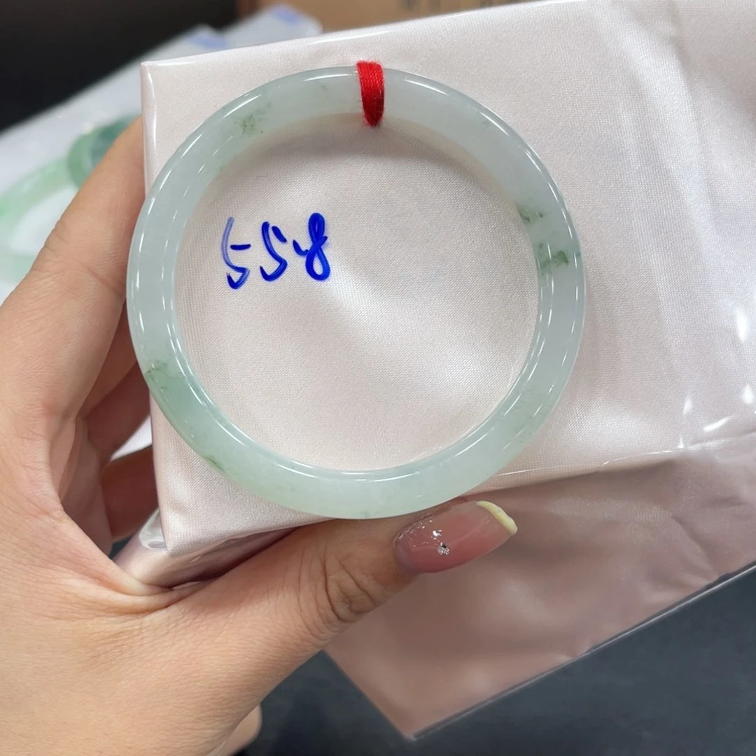 翡翠手镯未镶嵌翡翠