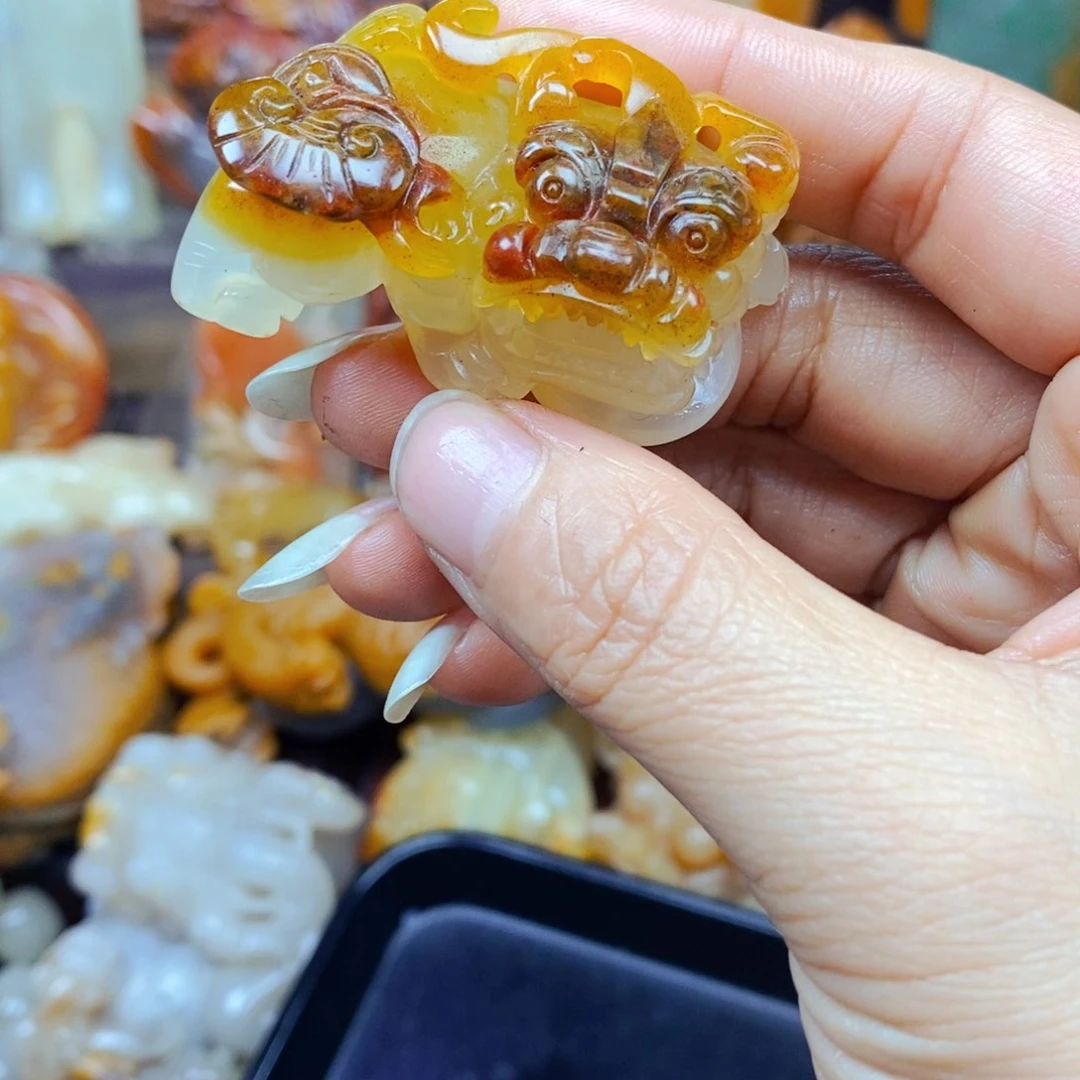 石英质玉（黄龙玉）未镶嵌颈饰