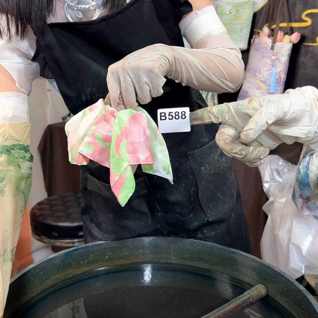588桃红柳绿缎面发圈