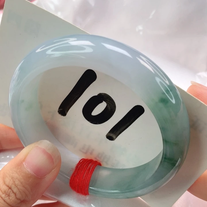 翡翠手镯未镶嵌半山水