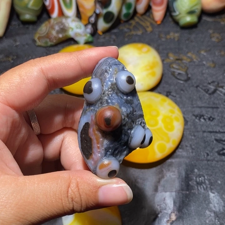 颈饰未镶嵌石英质玉