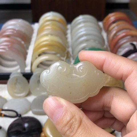 石英质玉未镶嵌颈饰