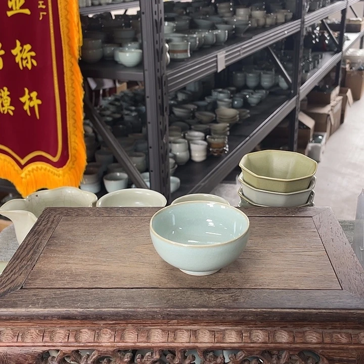 摆件天青釉手拉小满杯