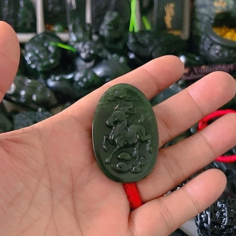 蛇纹石玉颈饰未镶嵌秋**约