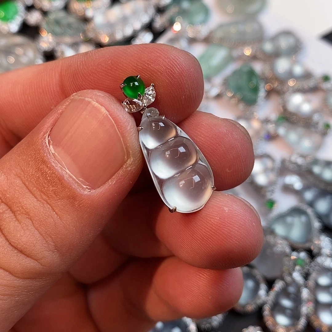 翡翠18K金镶嵌颈饰豆子