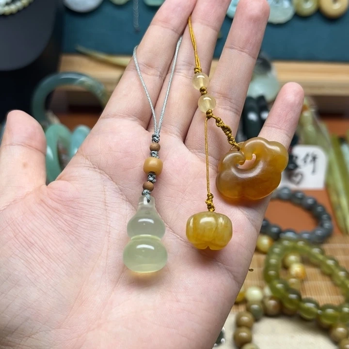 嬴***里蛇纹石玉未镶嵌挂件