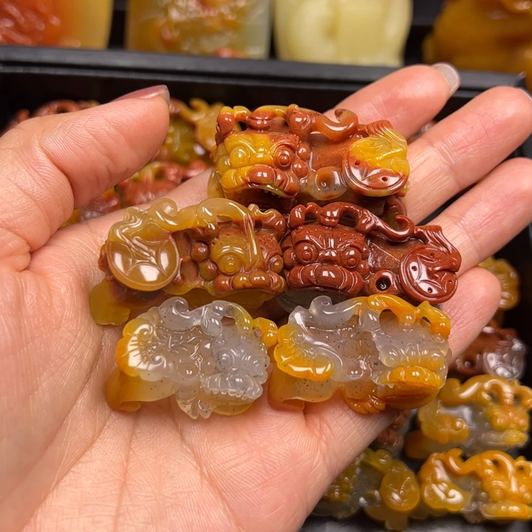 无***名石英质玉（黄龙玉）未镶嵌颈饰