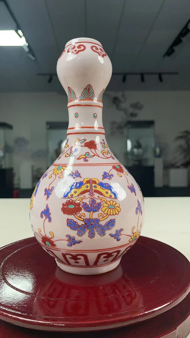 红稀土蝴蝶蒜头瓶+底座+礼盒