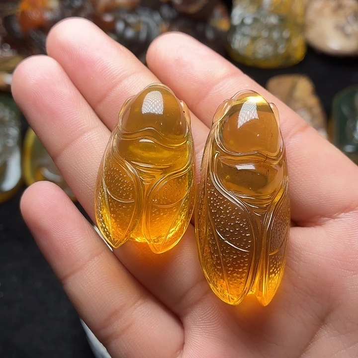 *****琥珀未镶嵌颈饰两个