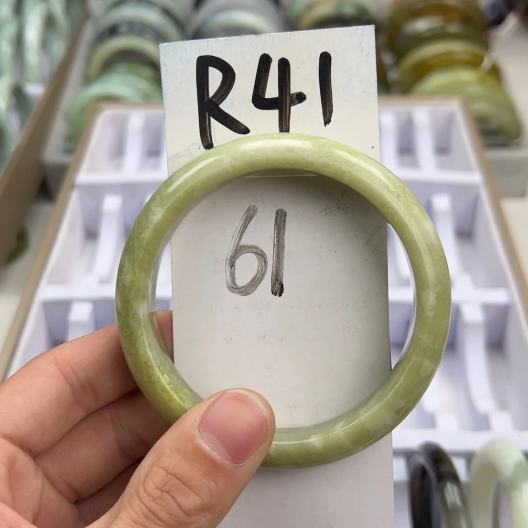 岫玉手镯未镶嵌天然岫玉微瑕，可以正常佩戴