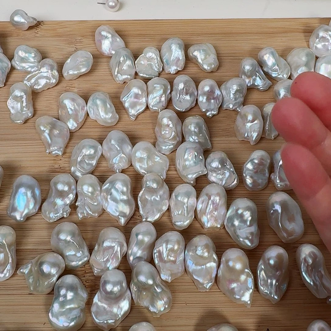 顺***利淡水珍珠颈饰合金