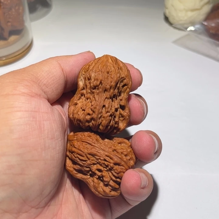 探***豚文玩核桃吊坠狮子头核桃