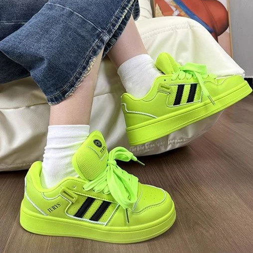 原创荧光小众面包鞋女ins休闲板鞋百搭松糕底运动鞋2025秋季新款