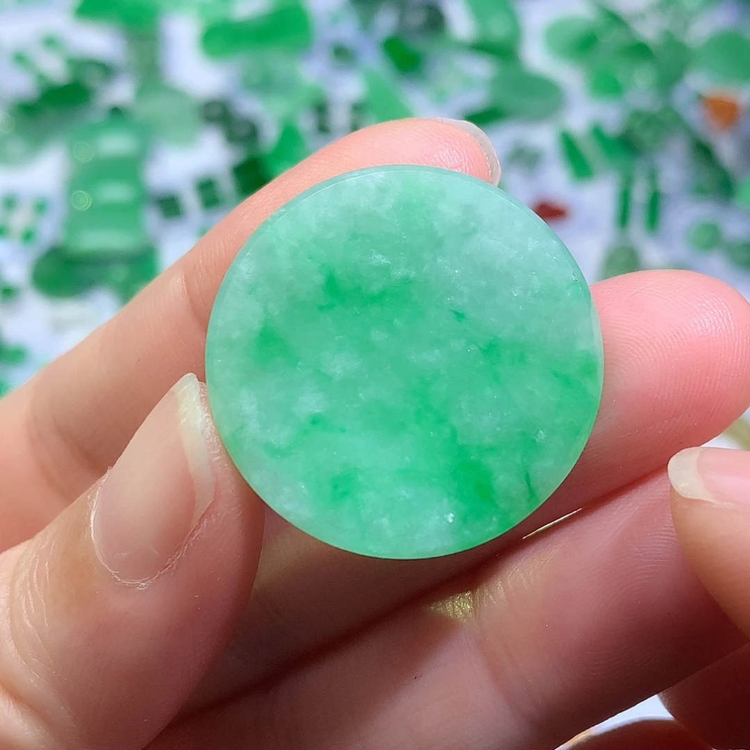 翡翠未镶嵌颈饰无事