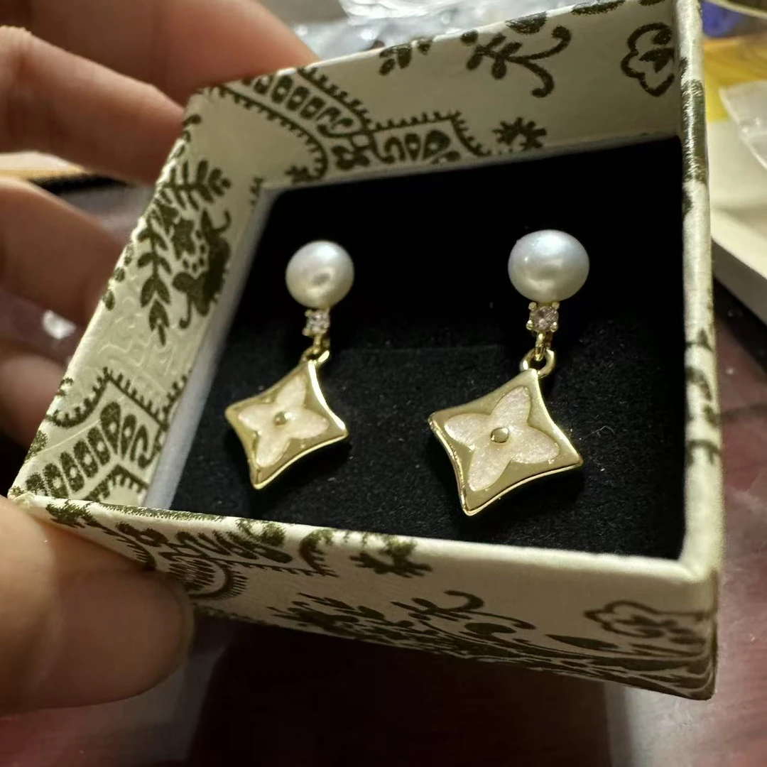 时尚珠宝耳环四叶花