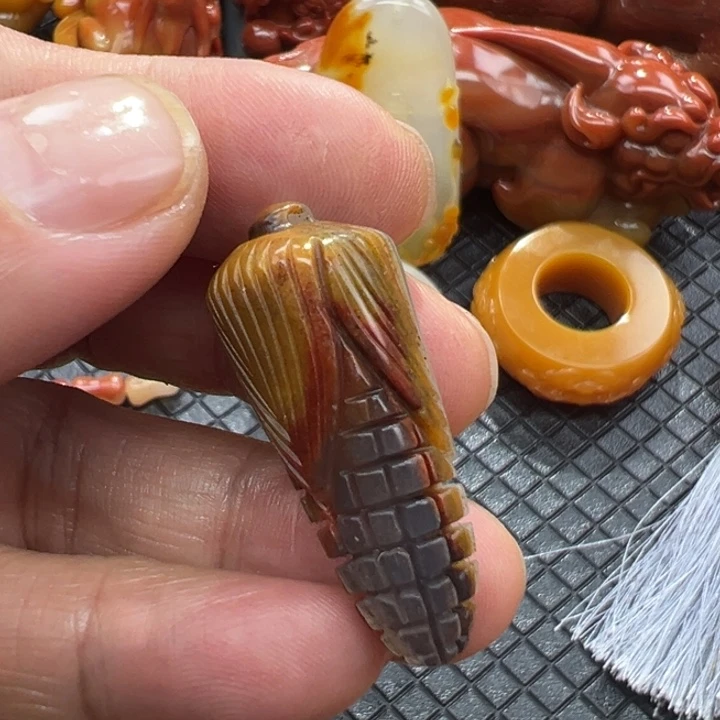 石英质玉（黄龙玉）颈饰合金