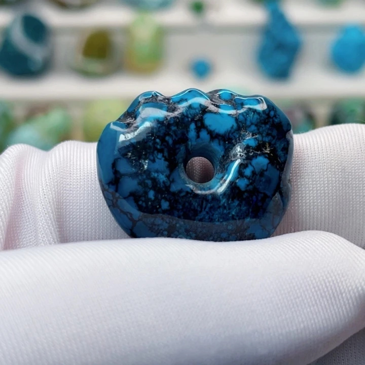 绿松石未镶嵌颈饰