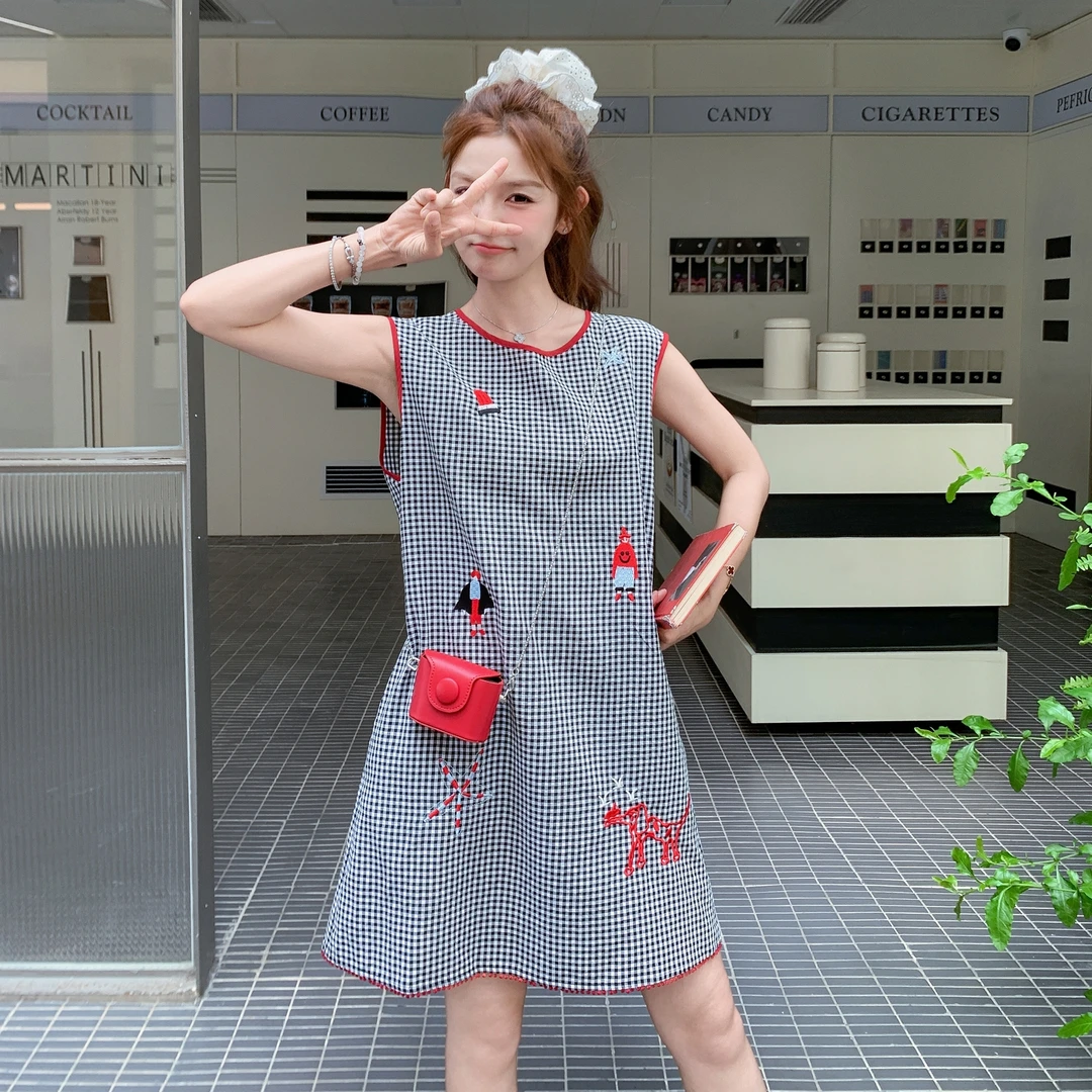 【晨夕专属】休闲卡通刺绣格纹连衣裙2025夏新款少女感小个子背心裙