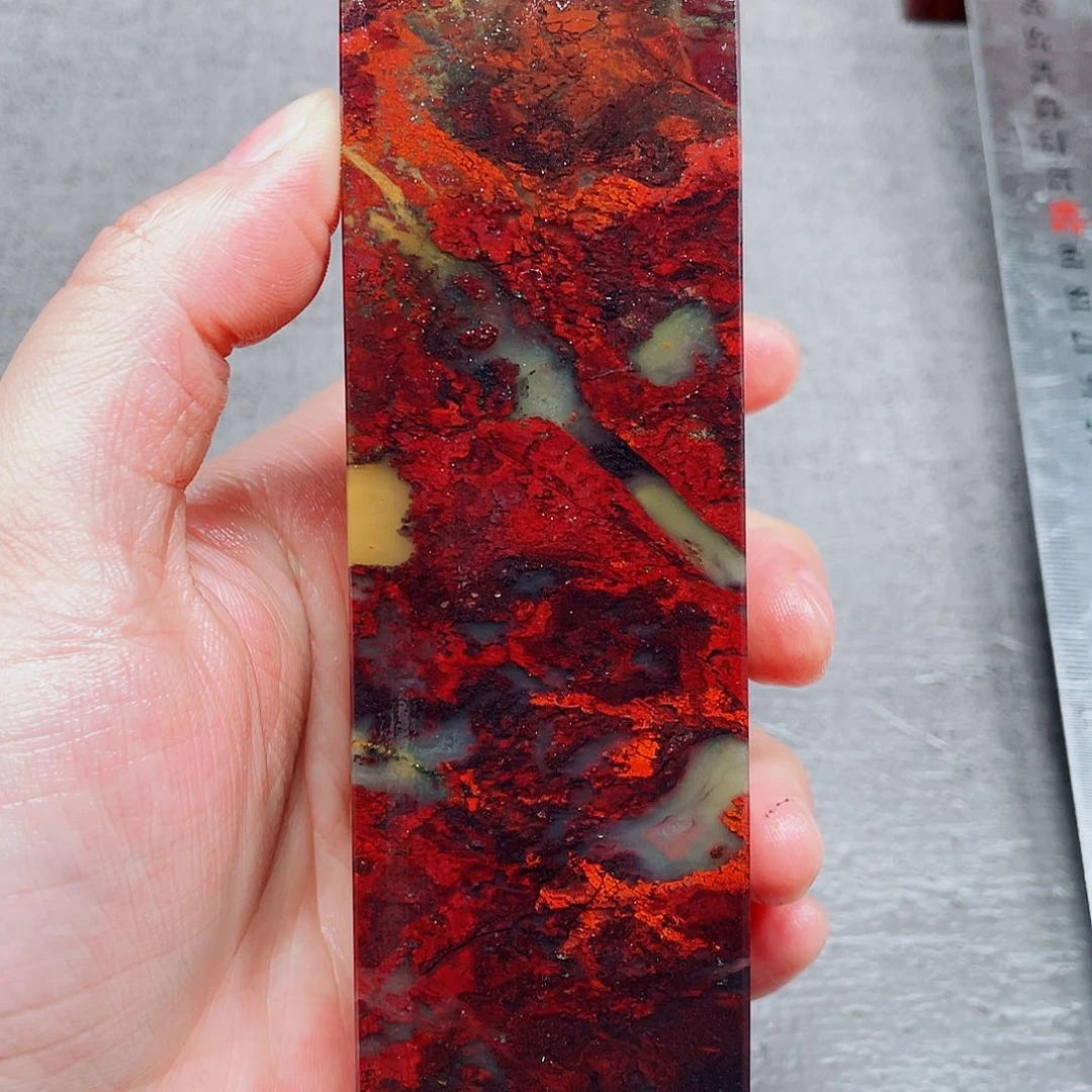 玉桂林鸡血玉素章3.9左右刘关张