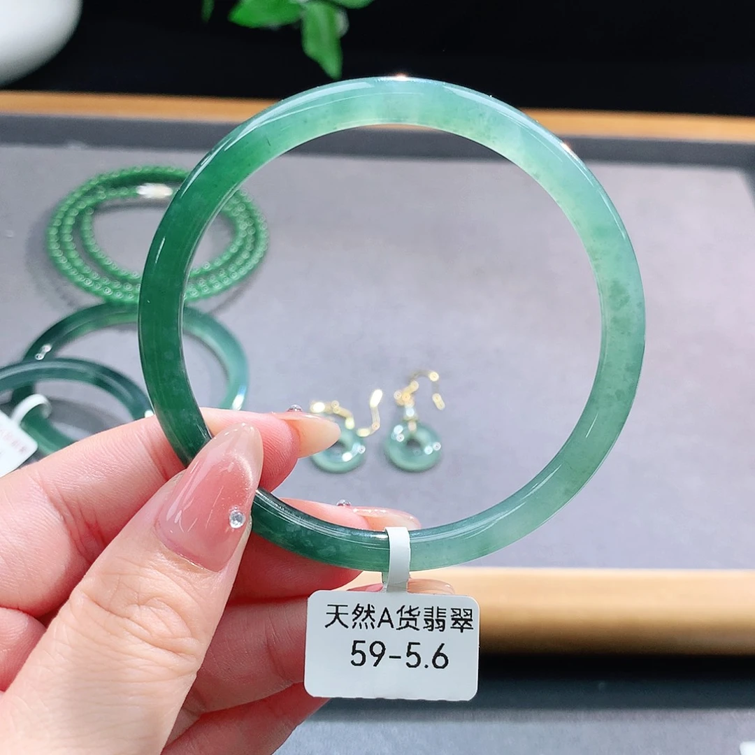 未镶嵌手镯（圆镯）翡翠