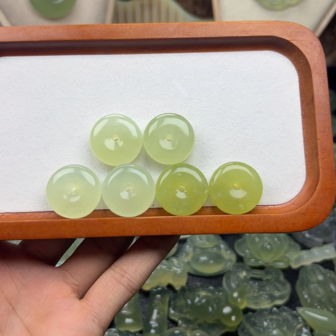 蛇纹石玉未镶嵌颈饰卡25雪花棉