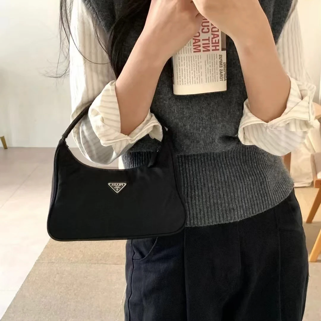 95新 Prada/普拉达 黑色尼龙hobo2000系列