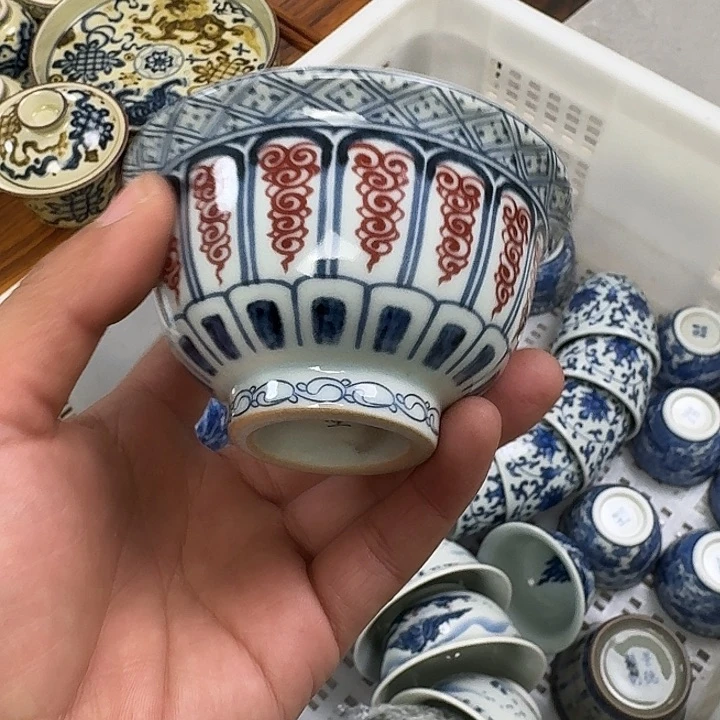 瓷片釉里红宝箱卷草纹大压手