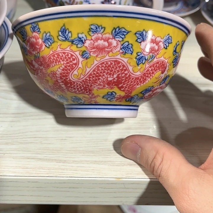 瓷片///////直径12.5厘米。红。