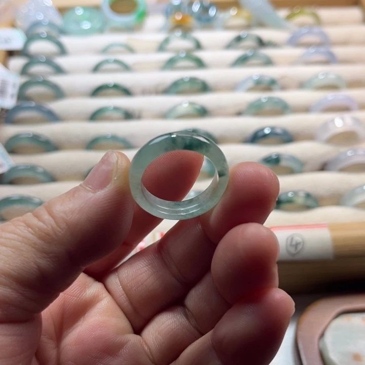 翡翠未镶嵌戒指飘花