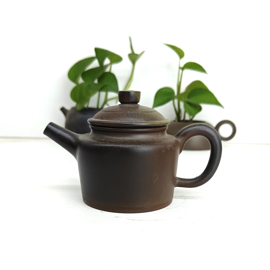 容量大约160、170毫升，古龙窑柴烧壶