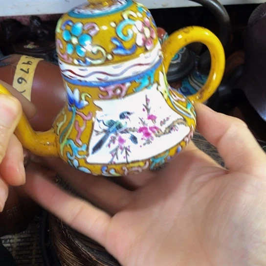 茶壶紫砂原矿泥料手工制作的一把紫砂壶。