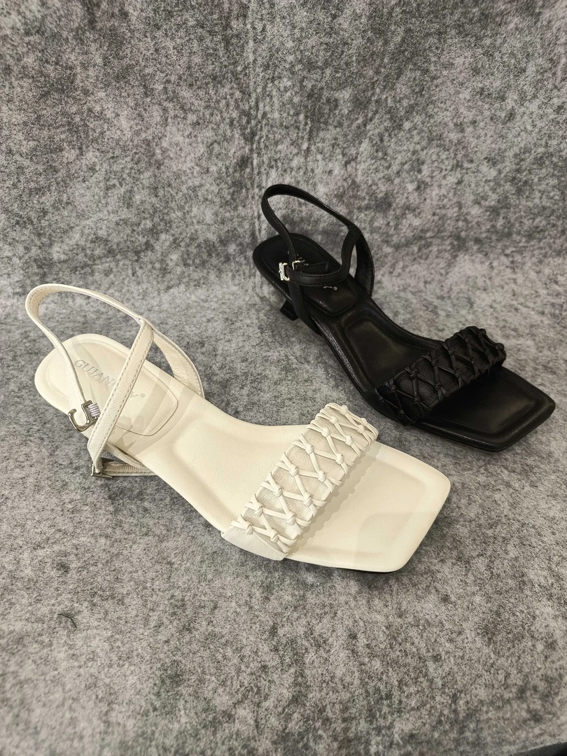 2025年品牌女鞋夏季新款真皮露趾性感风时装细跟法式一字式带凉鞋