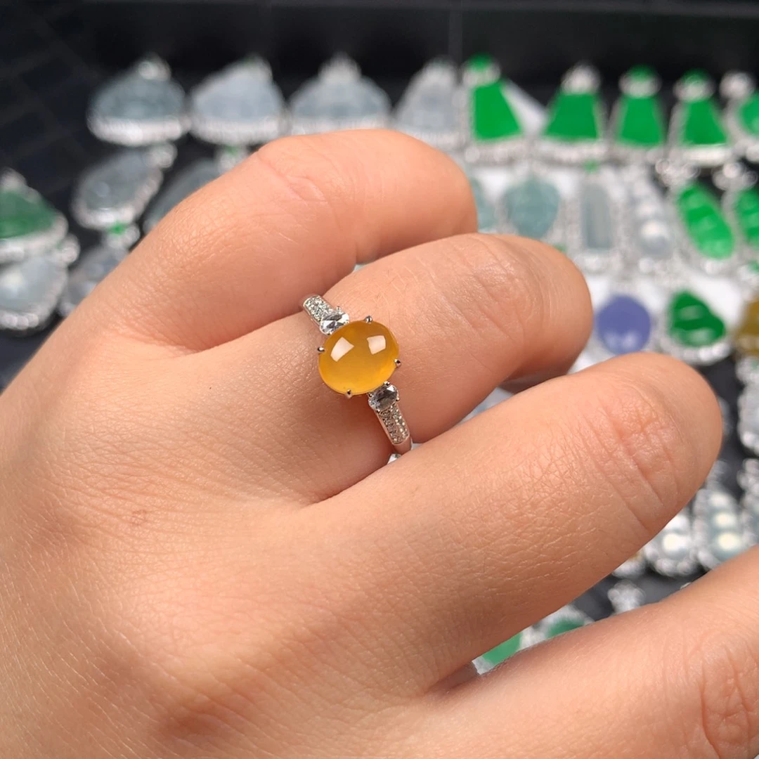 颈饰18K金镶嵌翡翠冰黄蛋面戒指