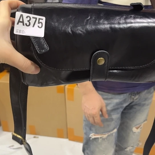 水牛剖层皮革斜挎包375