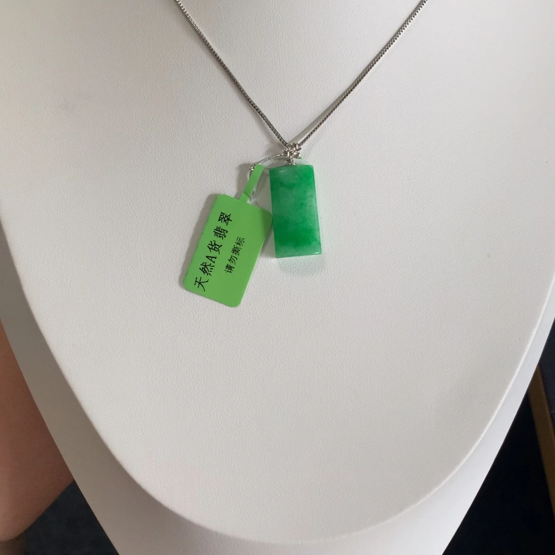 颈饰18K金镶嵌翡翠
