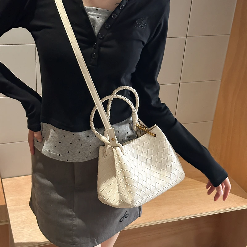 PARACVTOU/帕卡图水桶包拉链暗袋日韩优雅风斜挎包编织新复古风女