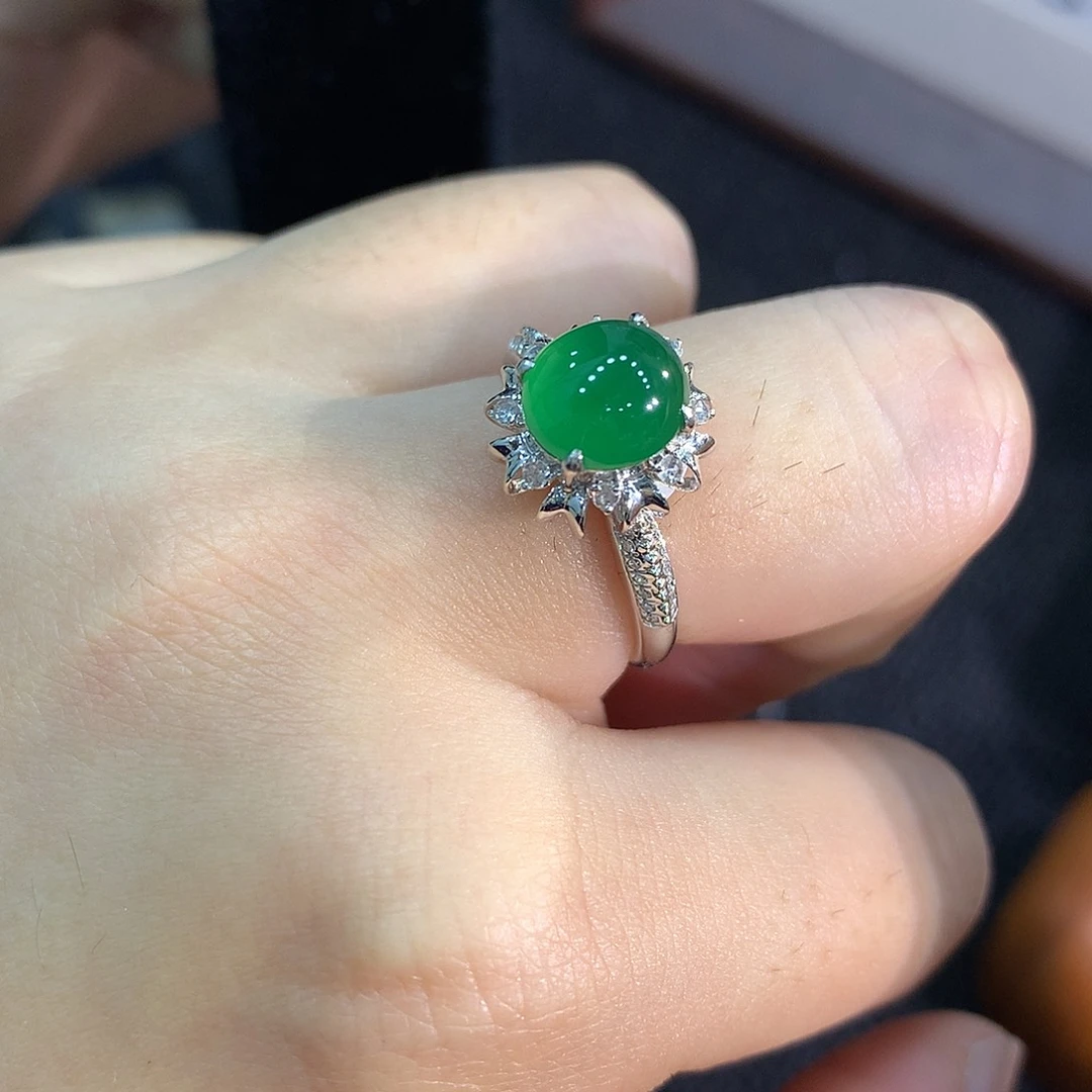 翡翠18K金镶嵌颈饰蛋面