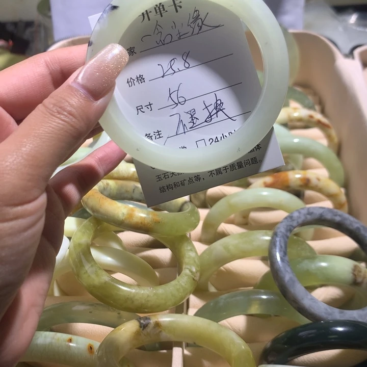 一***笑蛇纹石玉未镶嵌手镯