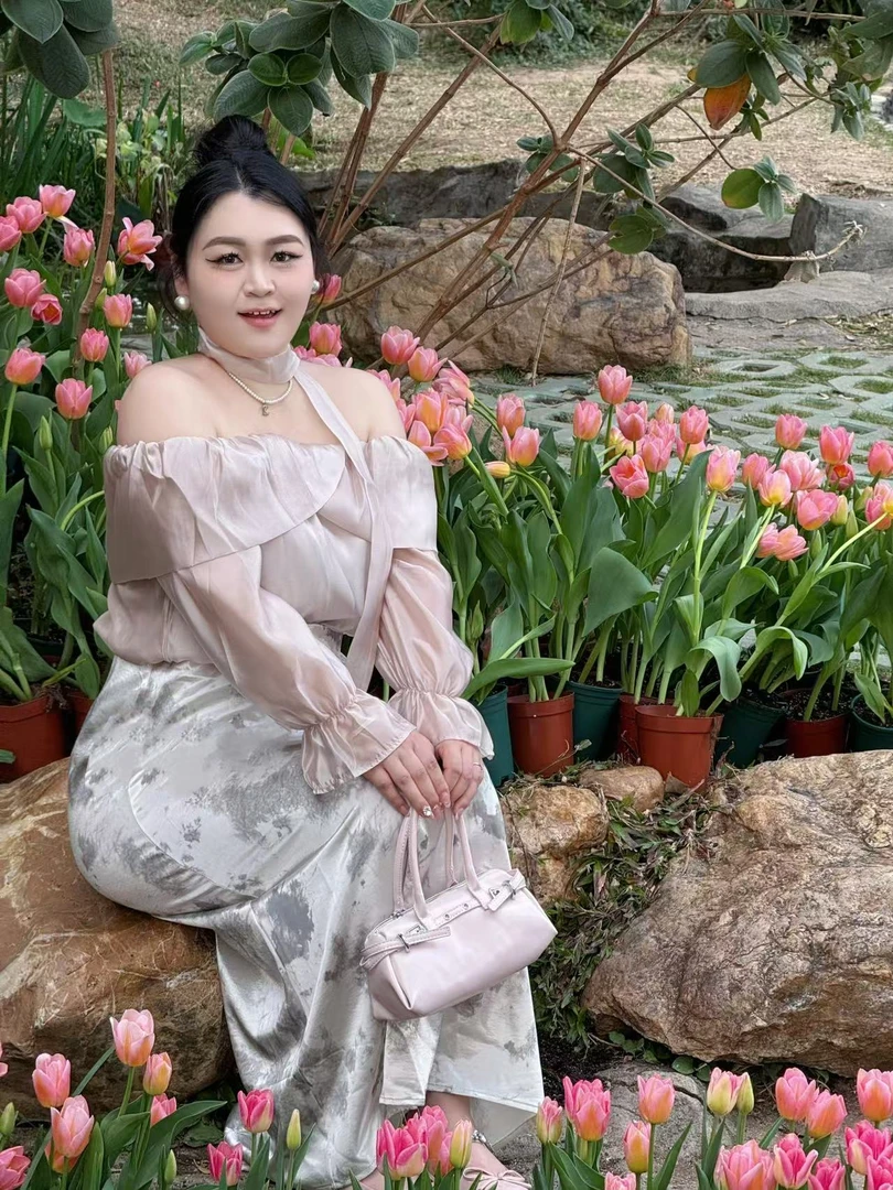 【加加】25年春季新款春秋法式飘带仿真丝一字肩花边上衣女