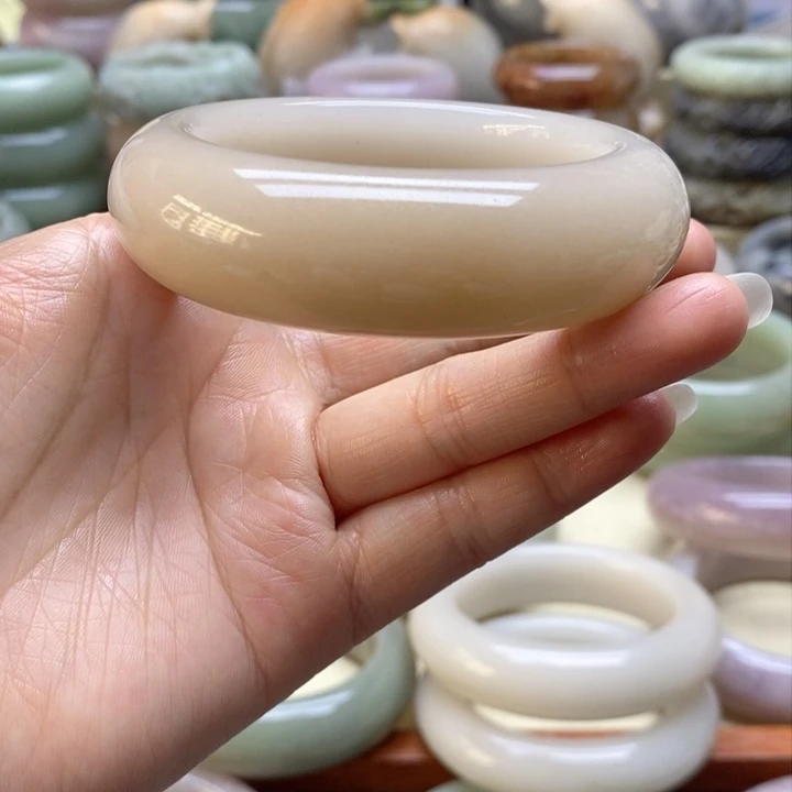 石英岩玉手镯未镶嵌开***?