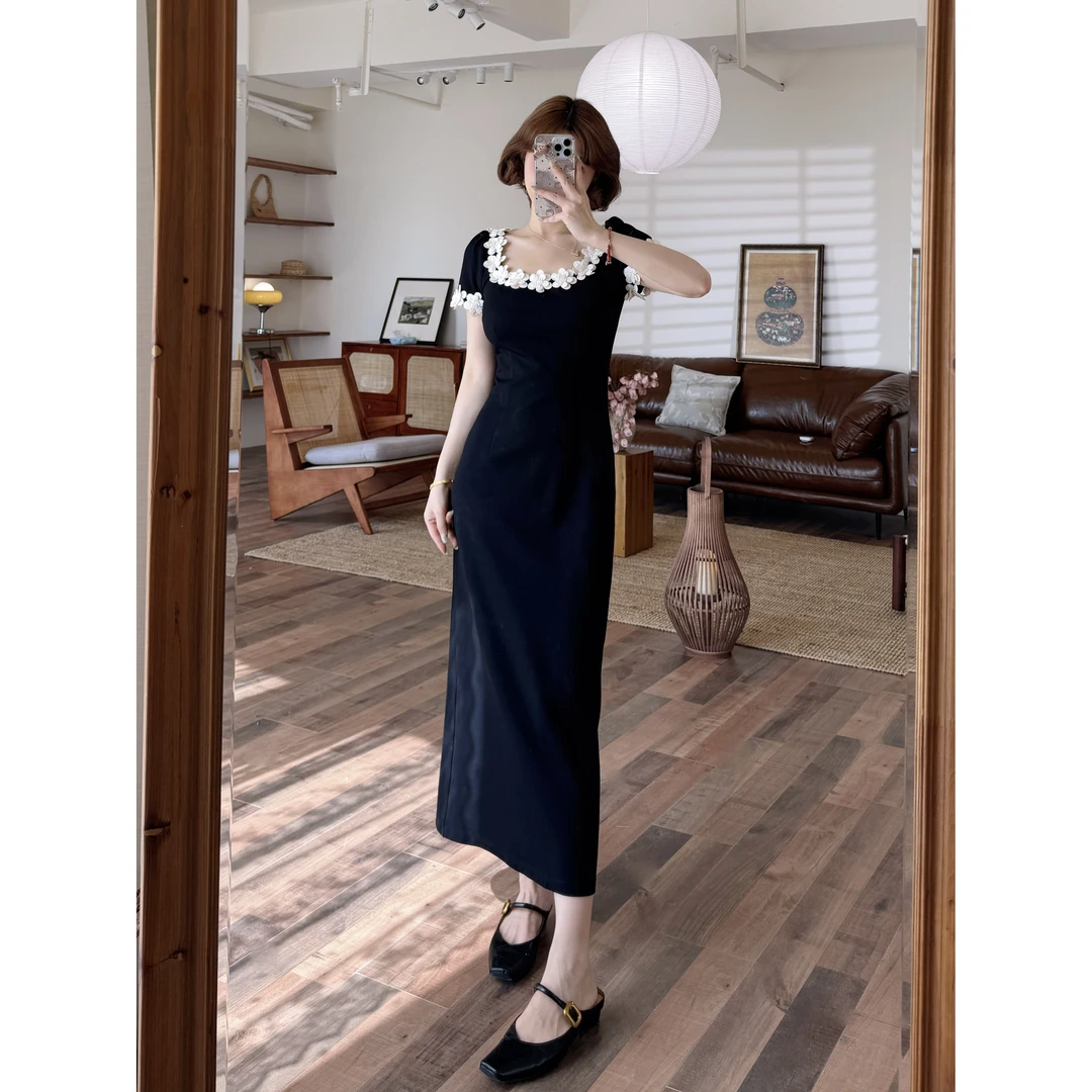 蕾英俊-繁花-夏季法式浪漫U领立体花朵镶饰修身直筒小黑裙JF6397