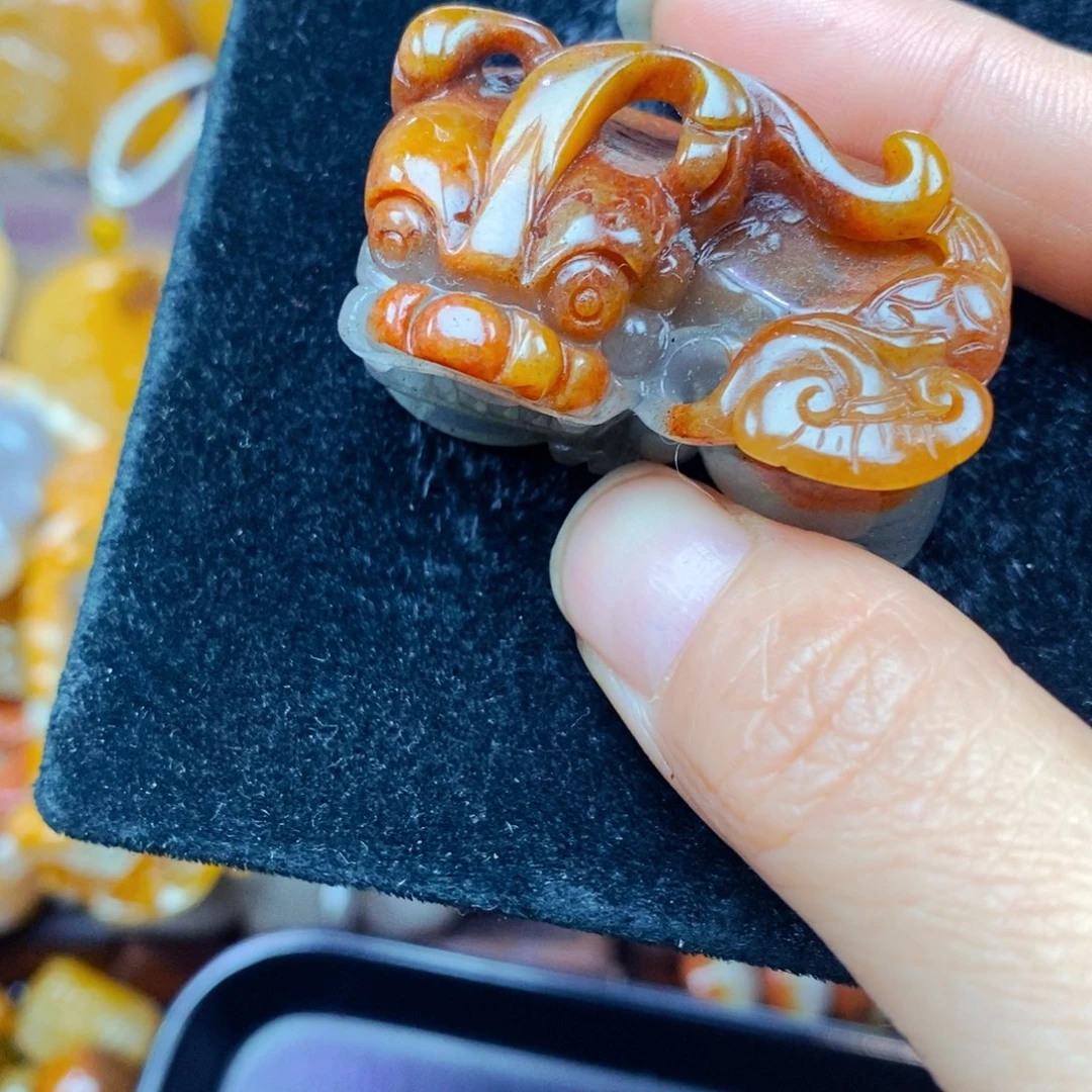 未镶嵌石英质玉（黄龙玉）颈饰