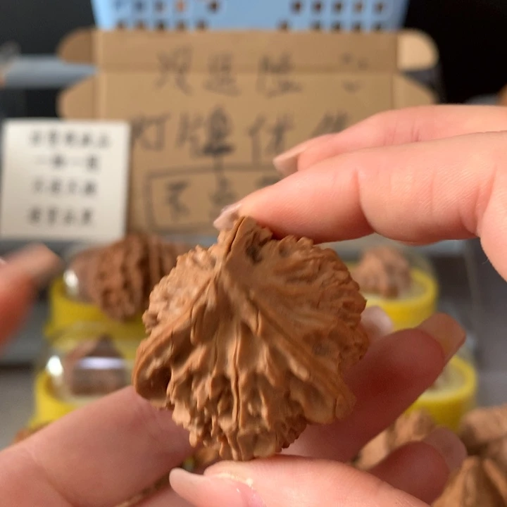 加***鲁吊坠文玩核桃异形单只，有瑕疵