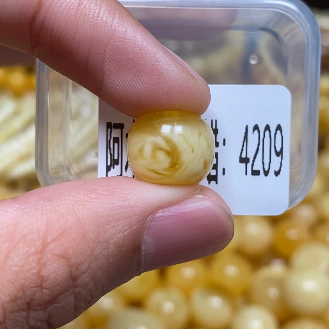 蜜蜡未镶嵌珠宝奇石4209