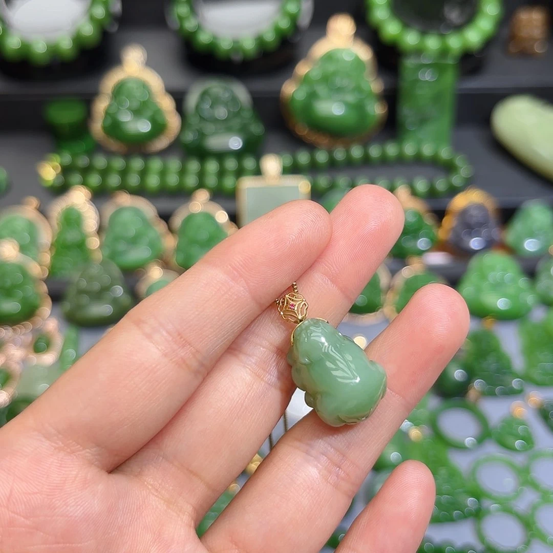 颈饰18K金镶嵌和田玉（碧玉）