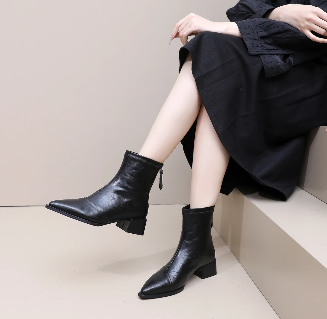 2025秋冬季新款百搭尖头真皮粗跟短靴时装靴女靴子