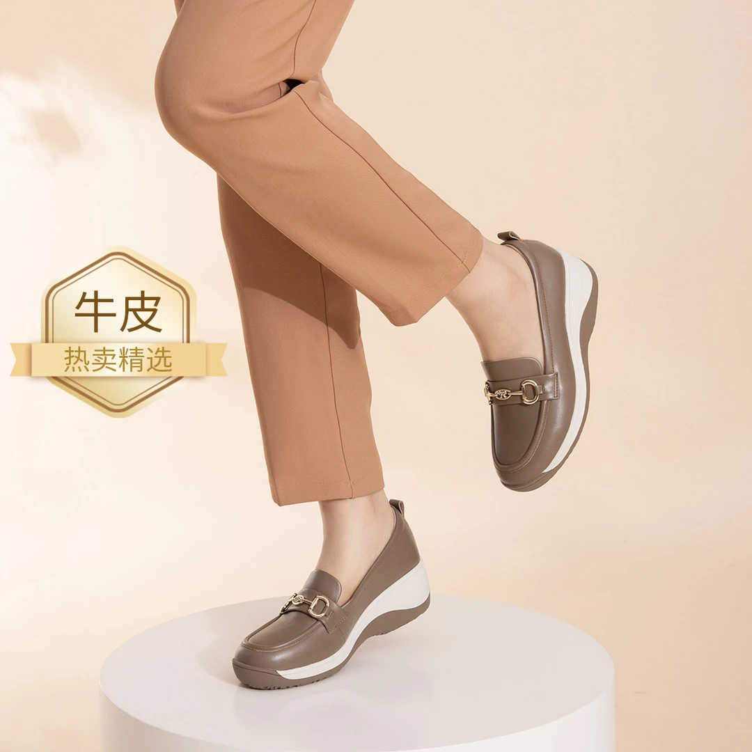 沙驰 牛皮舒适一脚蹬坡跟摇摇鞋厚底乐福鞋女休闲鞋妈妈鞋