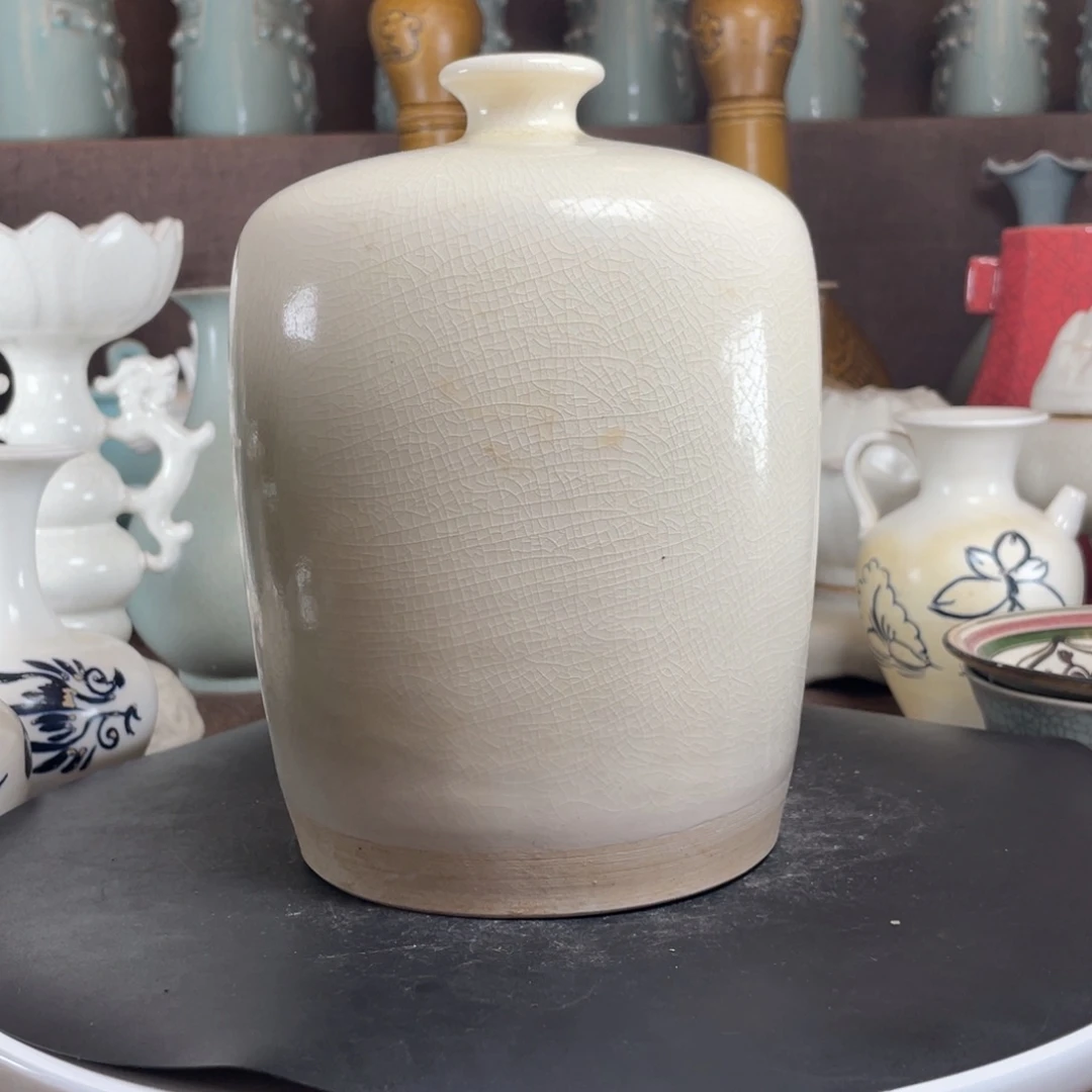 赏品隋白釉梅瓶一个