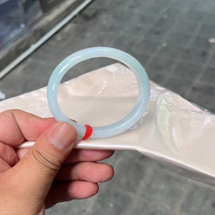 翡翠手镯未镶嵌混***?56贵妃